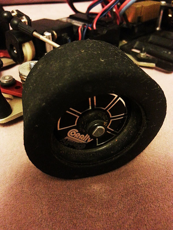 前輪，每個鈴都有 Corally 貼紙，係用橡膠圈上車鈴。