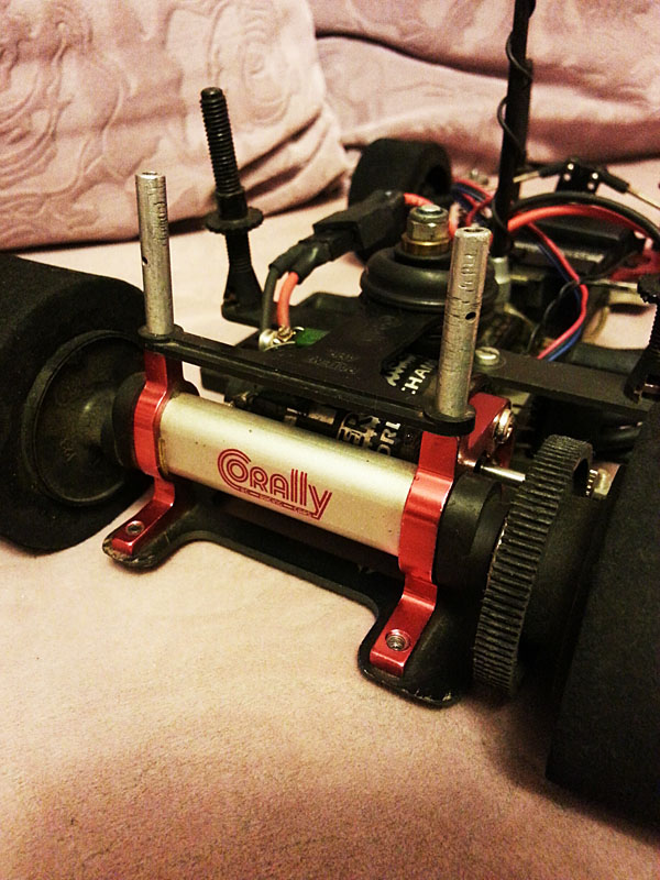 車尾例景 - Corally 字樣，兩支銀柱係要嚟插定風翼嘅。