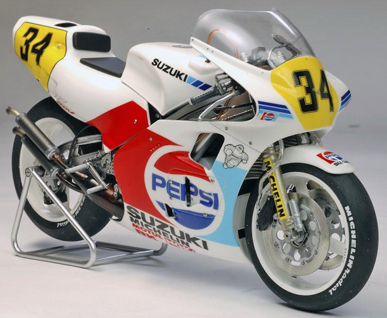 31 - SUZUKI RGV 500 XR74 PEPSI 02.jpg